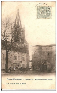 Carte postale du porche et de l'église de Pont l'Abbé d'Arnoult